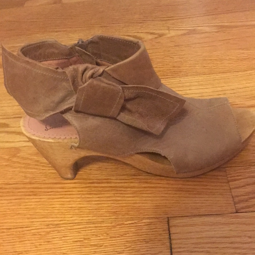 Miss Albright peep toe bow wedge